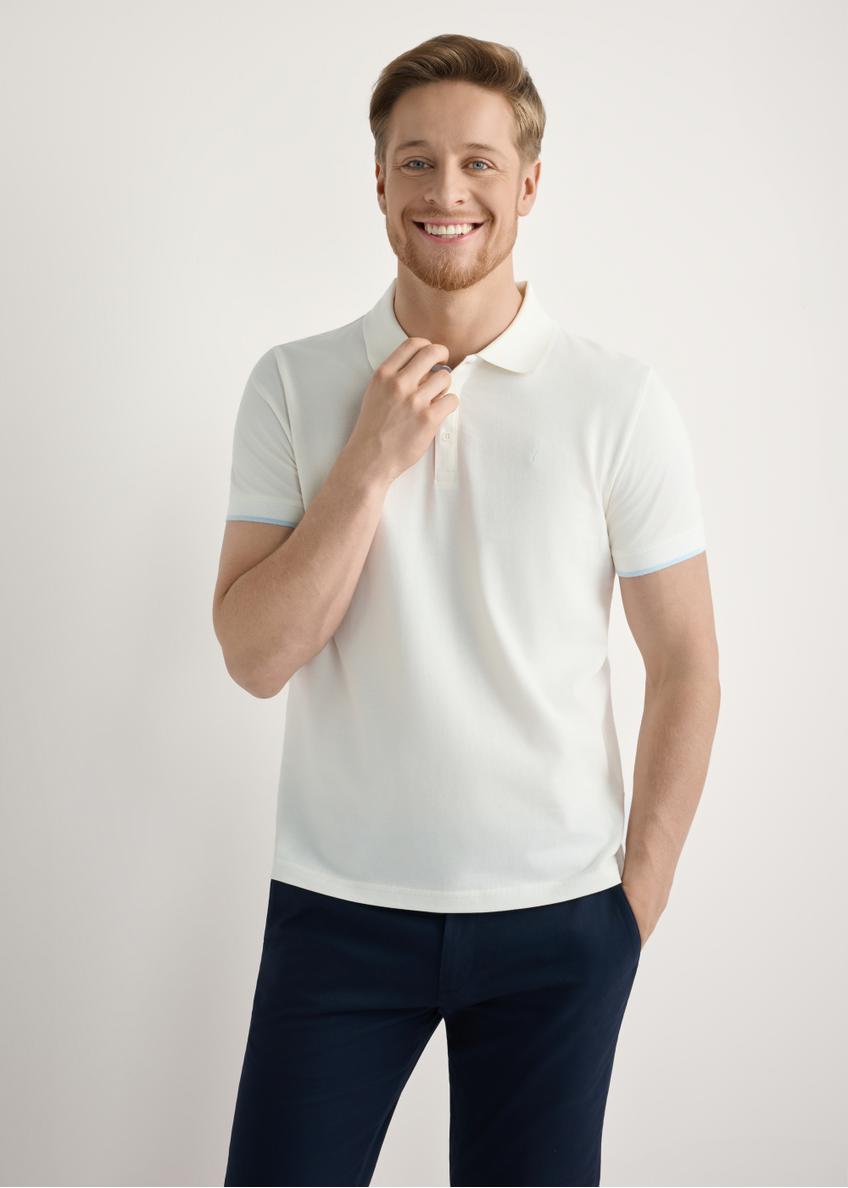 Kremowa koszulka polo z bawełny POLMT-0045B-0B(W26), widok produktu z przodu na modelu. Widoczna połowa sylwetki.