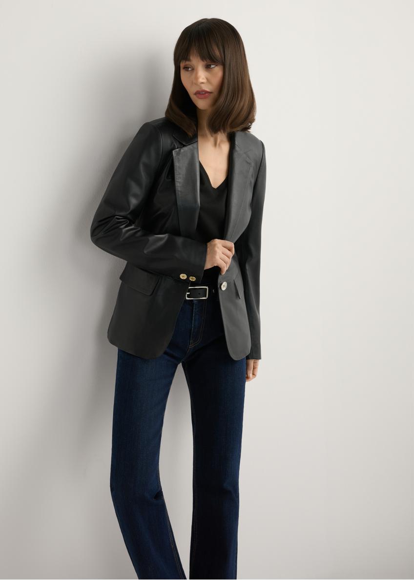 Czarna skórzana marynarka damska KURDS-0445-99(W26), widok produktu z przodu na modelce. Widoczna połowa sylwetki.