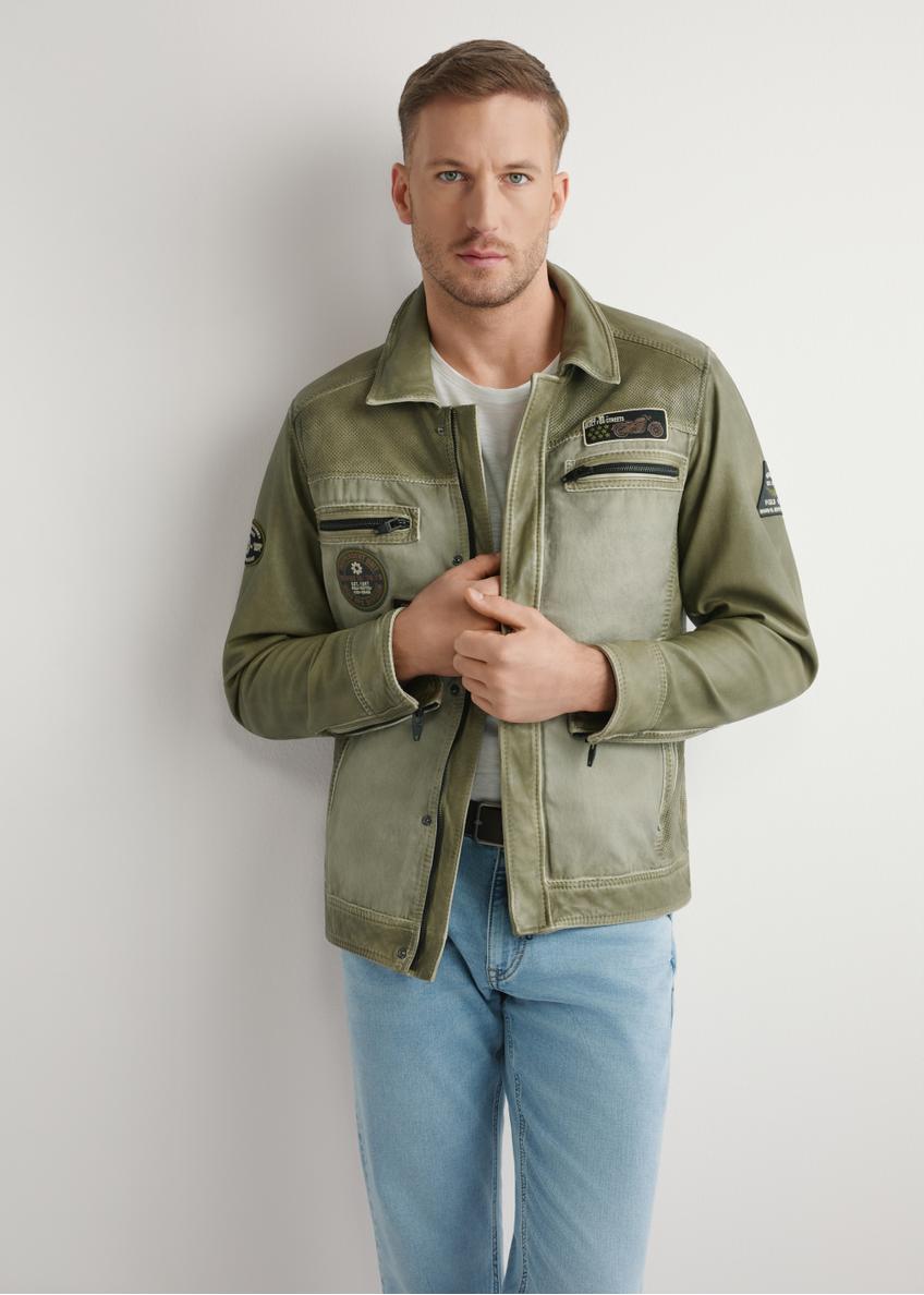 Kurtka męska przejściowa w kolorze khaki KURMS-0405-8F(W26), widok produktu z przodu na sylwetce modela. Widoczna połowa sylwetki.