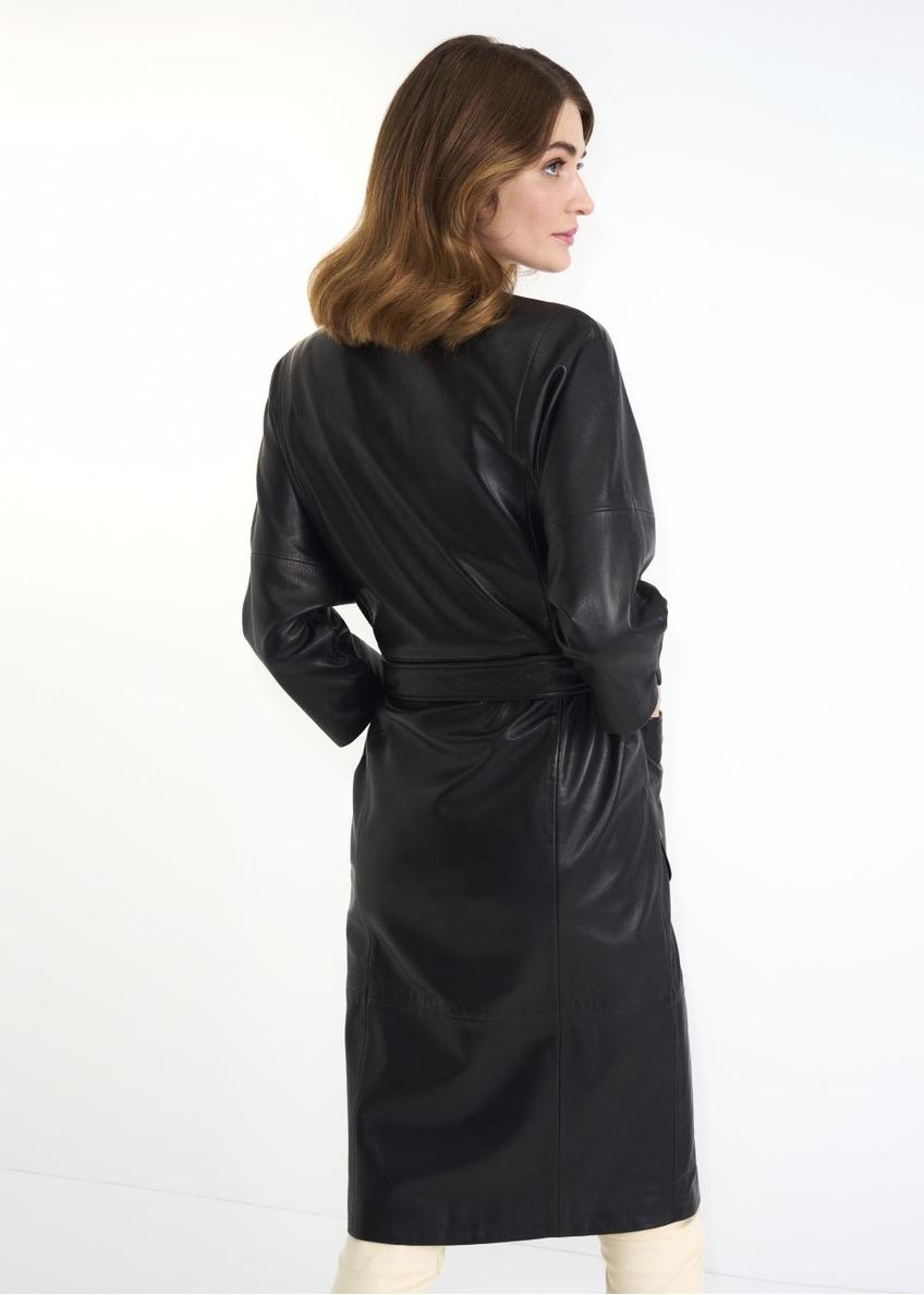 Czarny skórzany płaszcz damski z paskiem KURDS-0358-5411(Z23)