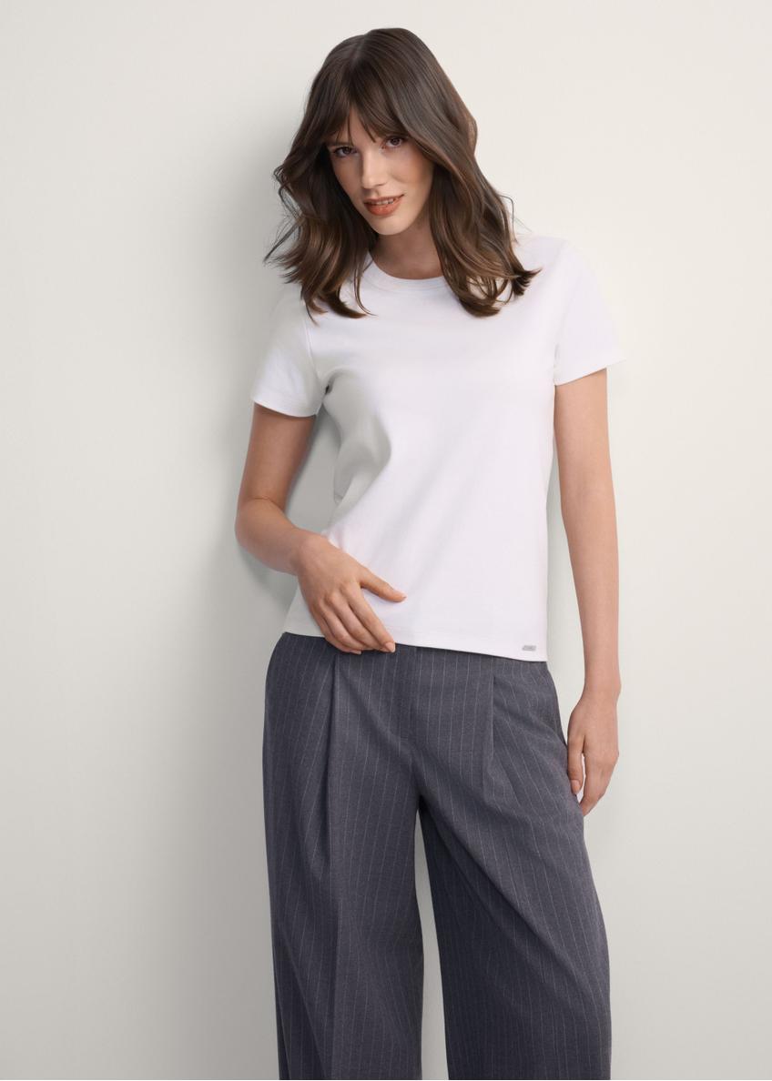 Biały bawełniany t-shirt damski TSHDT-0144-0B(Z26), widok produktu od przodu na modelce, widoczna połowa sylwetki.