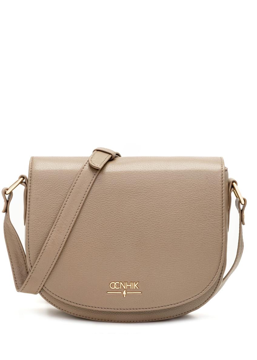 Ciemnobeżowa skórzana półokrągła torebka listonoszka TORES-0972F-1K(W26) - widok produktu z przodu na białym tle. 