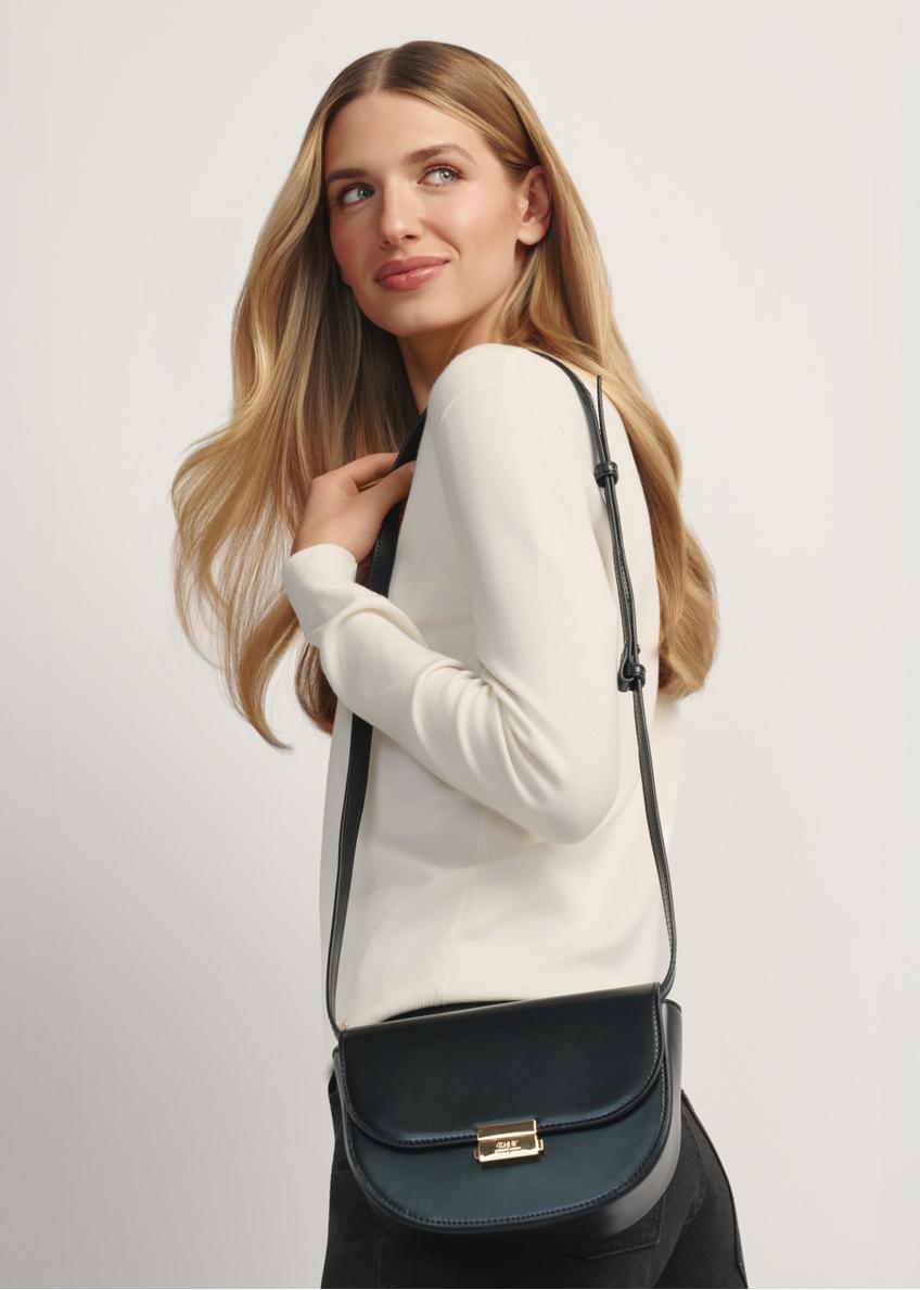 Czarna półokrągła listonoszka damska TOREC-1127-99(W26)