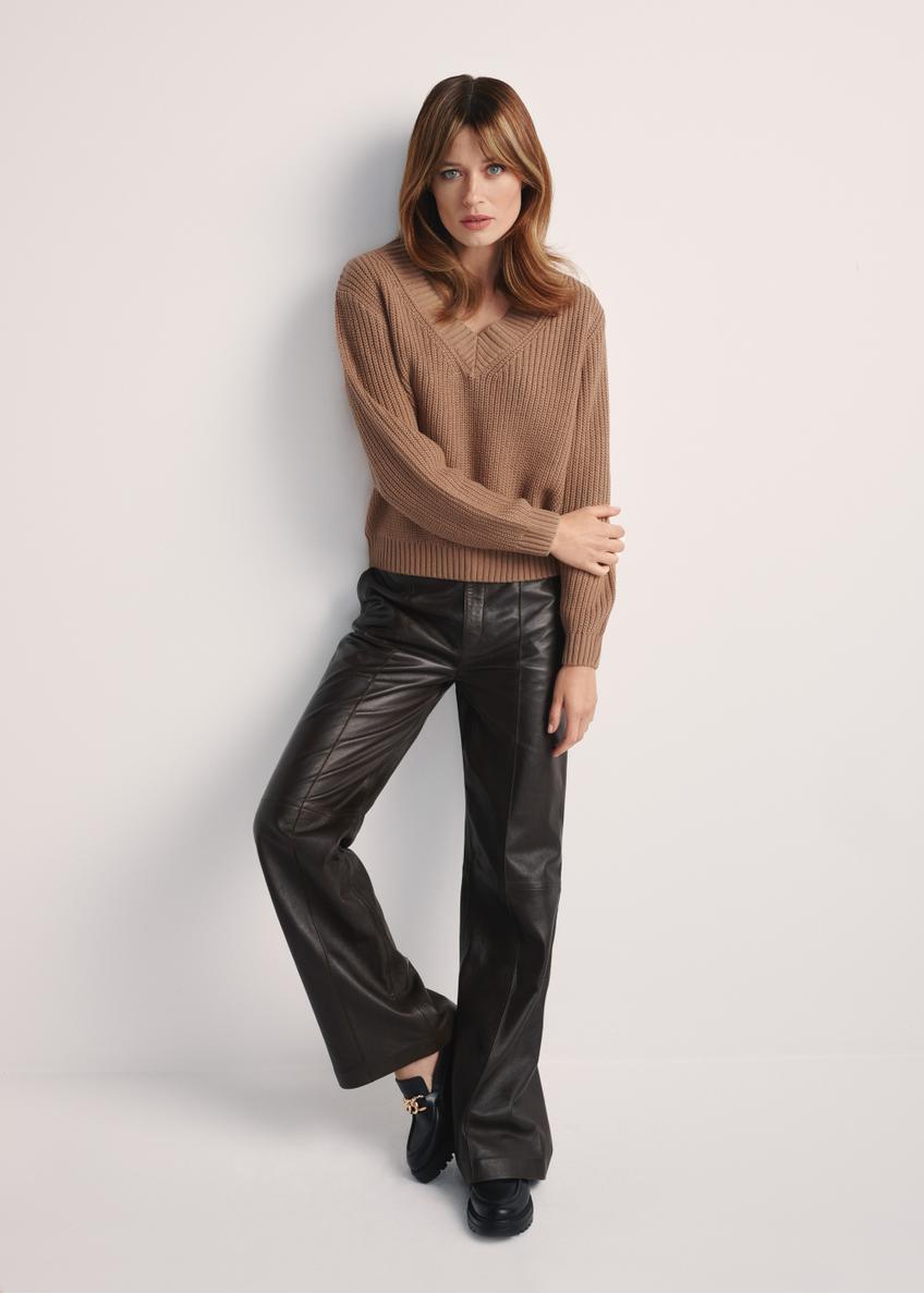 Camelowy sweter dekolt V damski SWEDT-0162-83(Z24)