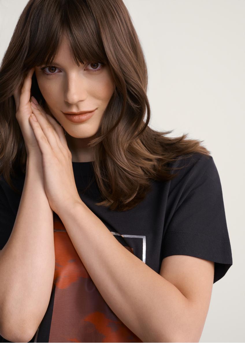 Czarny t-shirt damski z nadrukiem TSHDT-0146-99(Z25), zbliżenie na produkt na modelce.