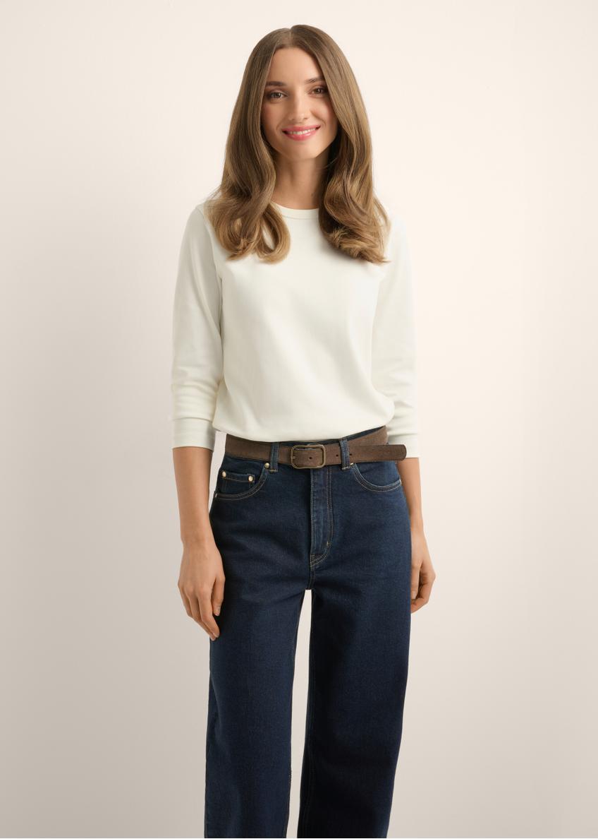 Kremowy bawełniany longsleeve damski LSLDT-0052-0B(Z26), widok produktu z przodu na modelce. Widoczna połowa sylwetki.