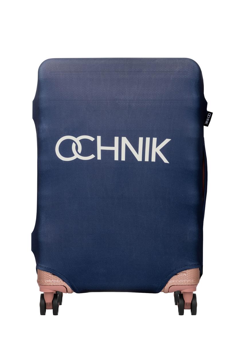 Granatowy pokrowiec na średnią walizkę AW-013-0002-7D-M(W26), widok produktu z przodu na walizce.