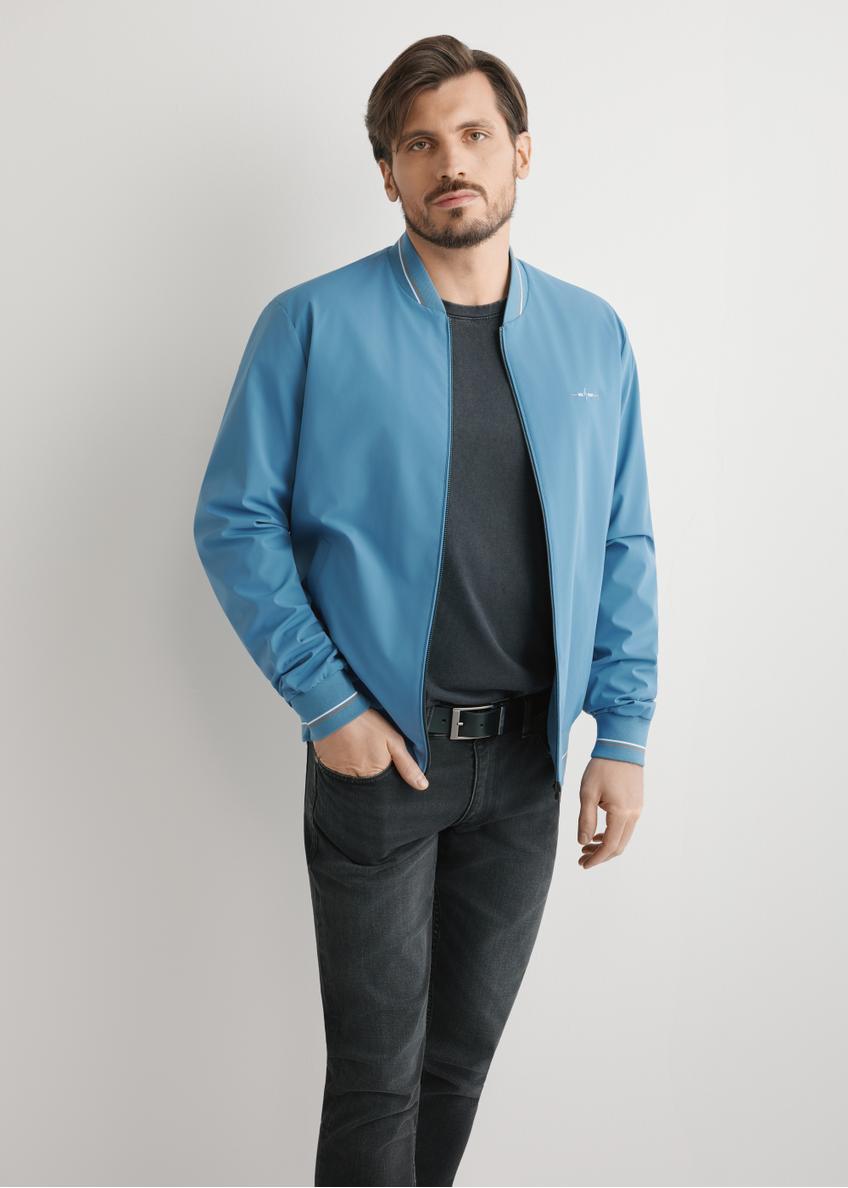 Niebieska nylonowa kurtka męska KURMT-0416-7C(W26), widok produktu z przodu na modelu. Widoczna połowa sylwetki.