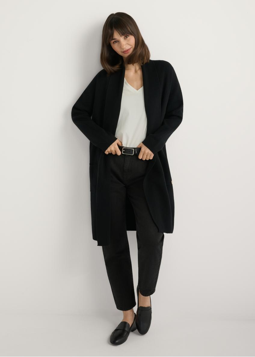 Czarny kardigan basic damski KARDT-0041-99(W25), widok produktu z przodu na modelce. Widoczna cała sylwetka.