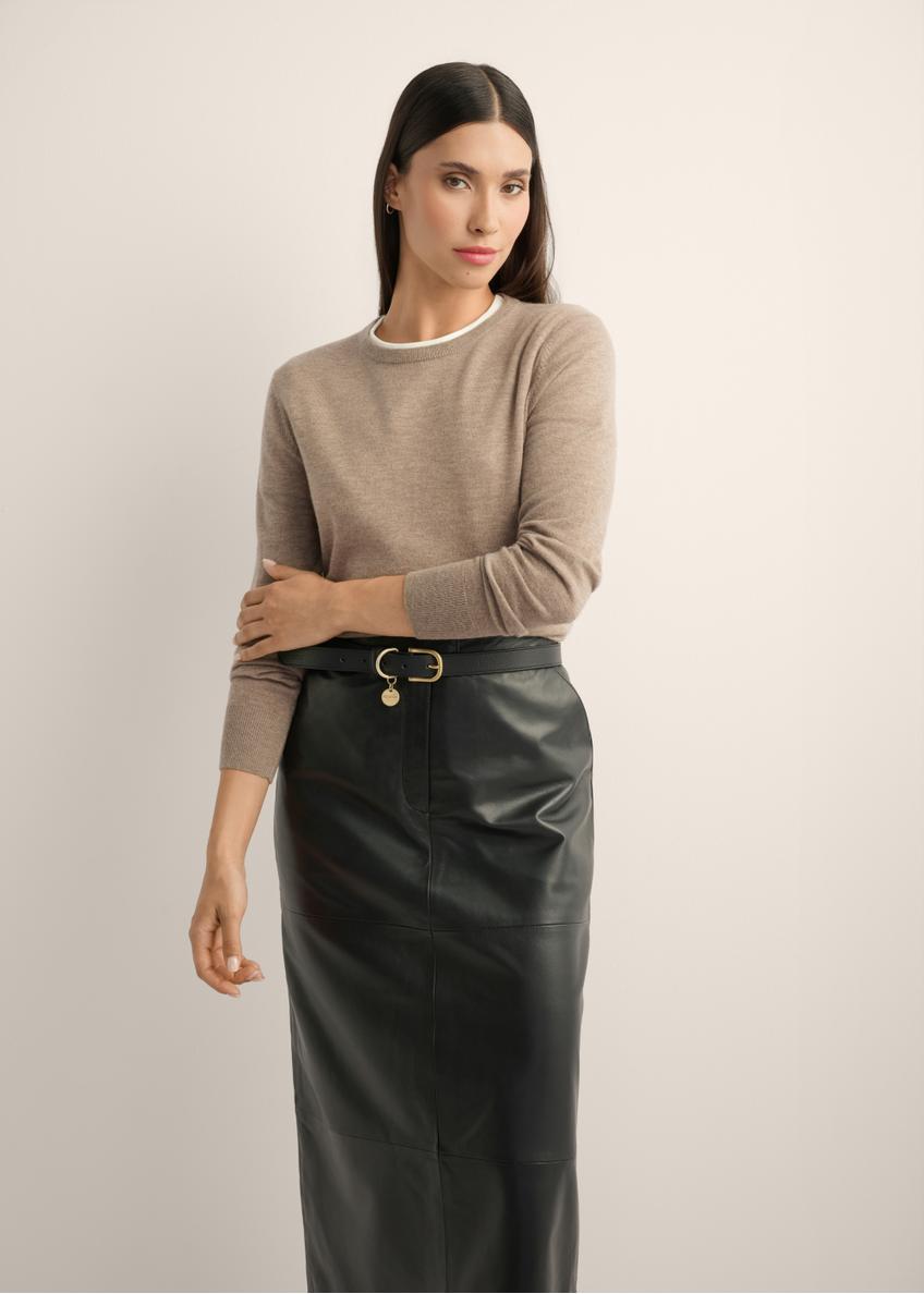 Wełniany sweter w kolorze camelu SWEDT-0267-1D(Z26), widok produktu od przodu na modelce, widoczna połowa sylwetki.