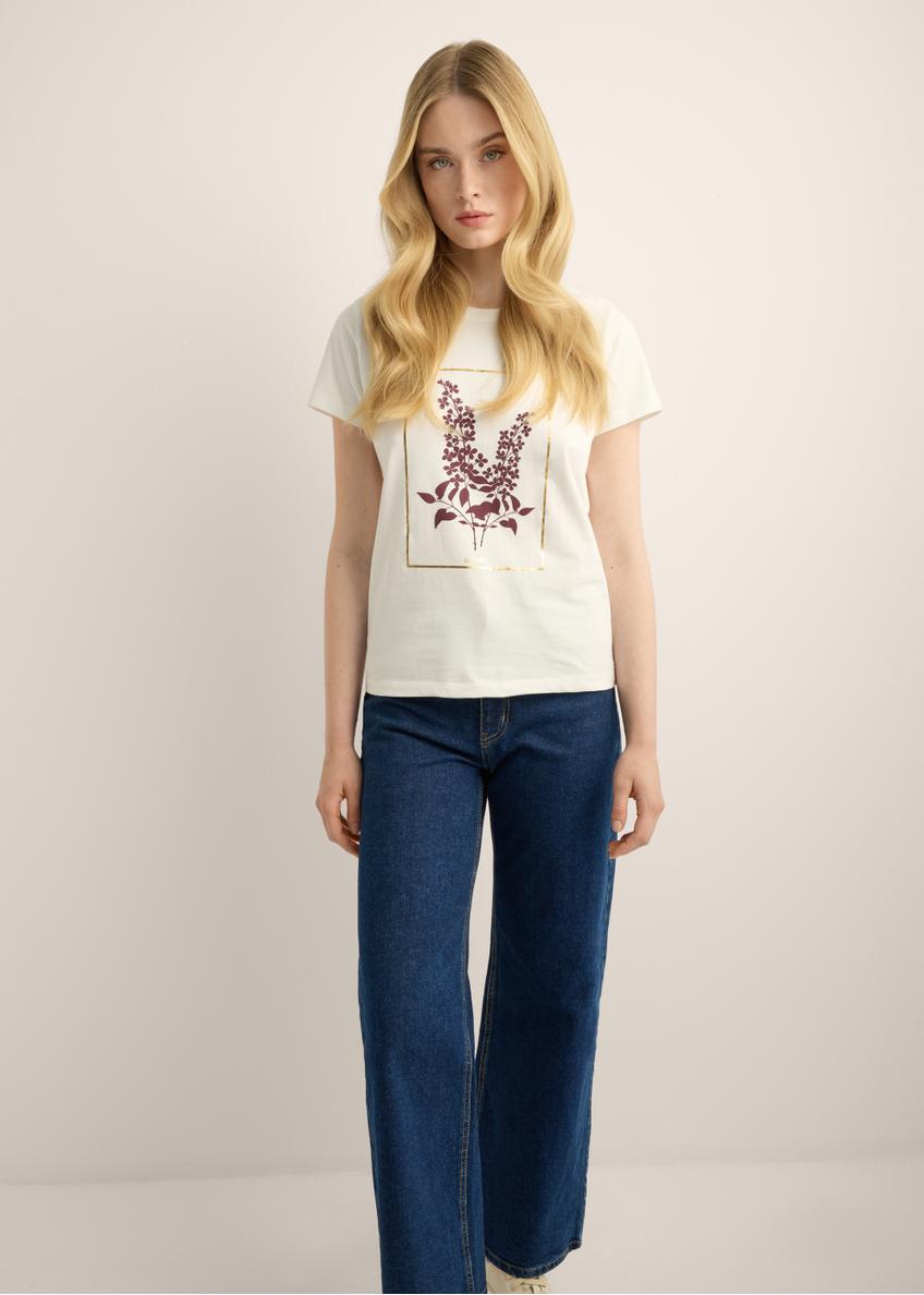 Kremowy bawełniany T-shirt damski z nadrukiem TSHDT-0164-0B(Z26). Widok produktu z przodu na modelce. Widoczna cała sylwetka. 