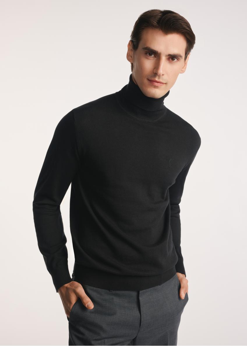 Czarny sweter męski z golfem SWEMT-0095B-99(Z25), produkt widoczny od przodu na modelu, widoczne pół sylwetki.