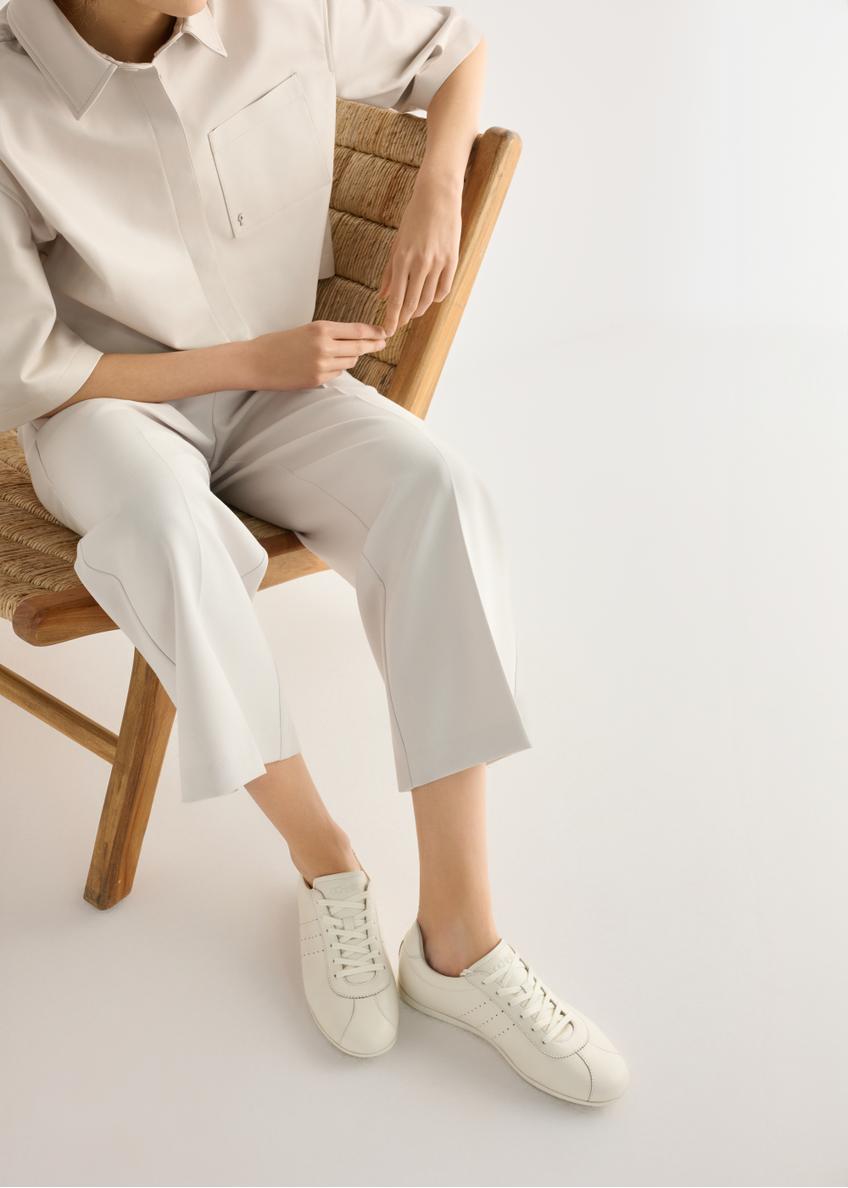 Kremowe skórzane buty damskie BUTYD-1261-0B(W26), widok produktu z góry na stopach modelki, na jasnym tle.