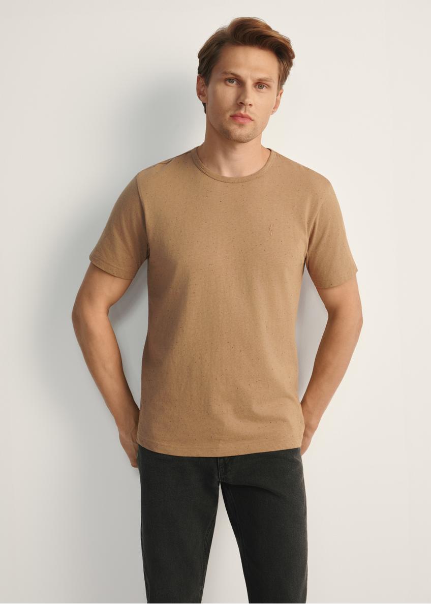 T-shirt męski w kolorze camelowym TSHMT-0130-24(Z25), widok produktu od przodu na modelu, widoczna połowa sylwetki.