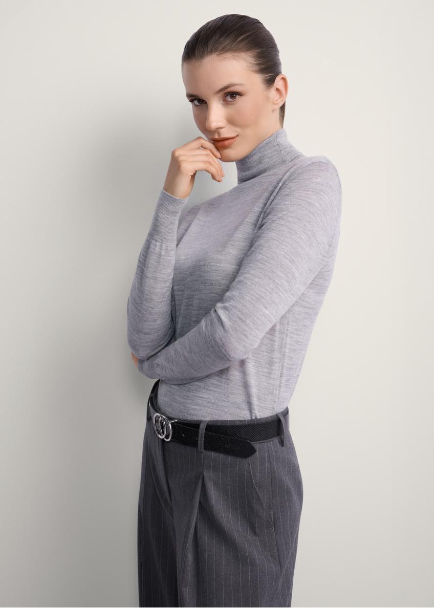 Szary golf damski z wełną SWEDT-0255-91(Z25), widok produktu od boku na modelce, widoczna połowa sylwetki.