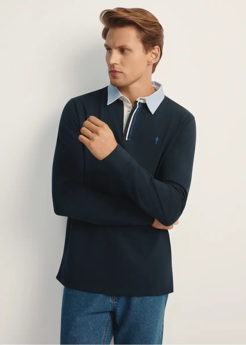 Granatowy longsleeve męski z kołnierzykiem LSLMT-0009-68(Z25), widok produktu z przodu na modelu. Widoczna połowa sylwetki.