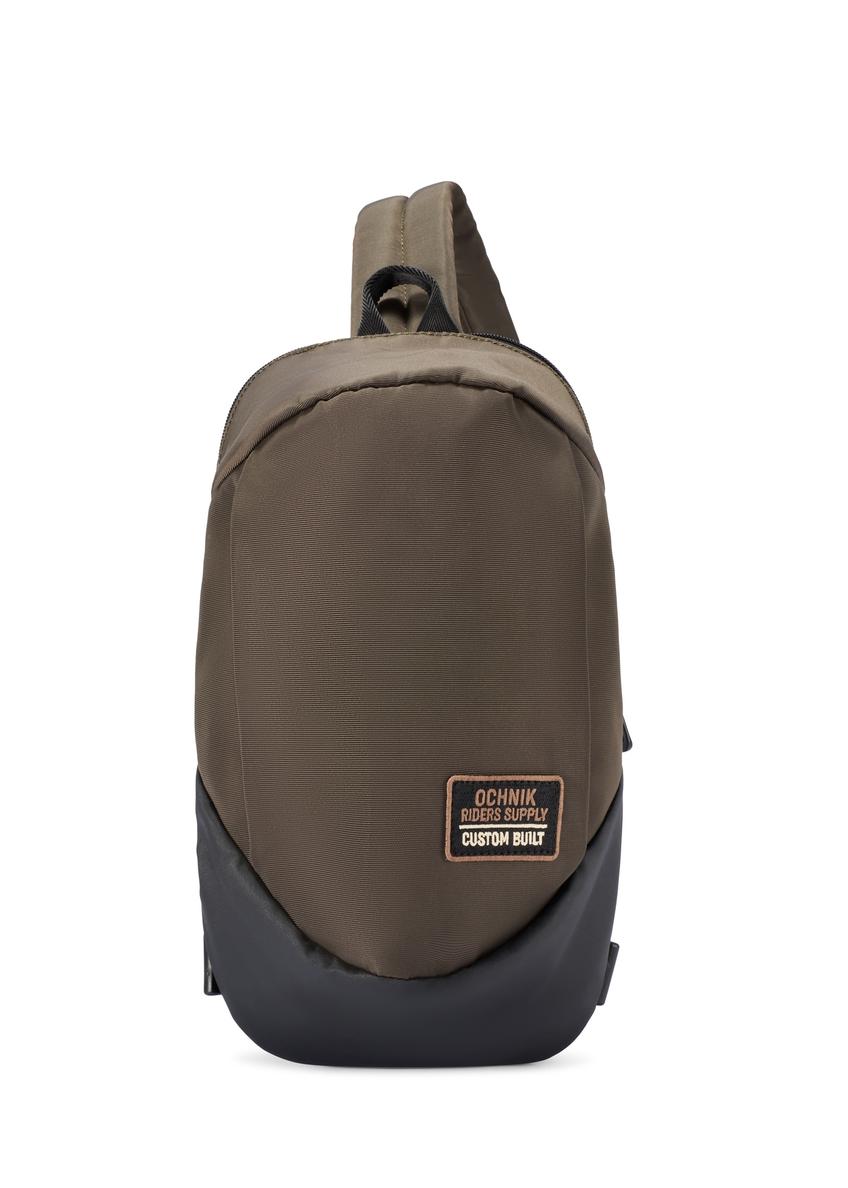 Męska torba na ramię w kolorze khaki TORMN-0416-8D(W26) - widok produktu z przodu, na białym tle.