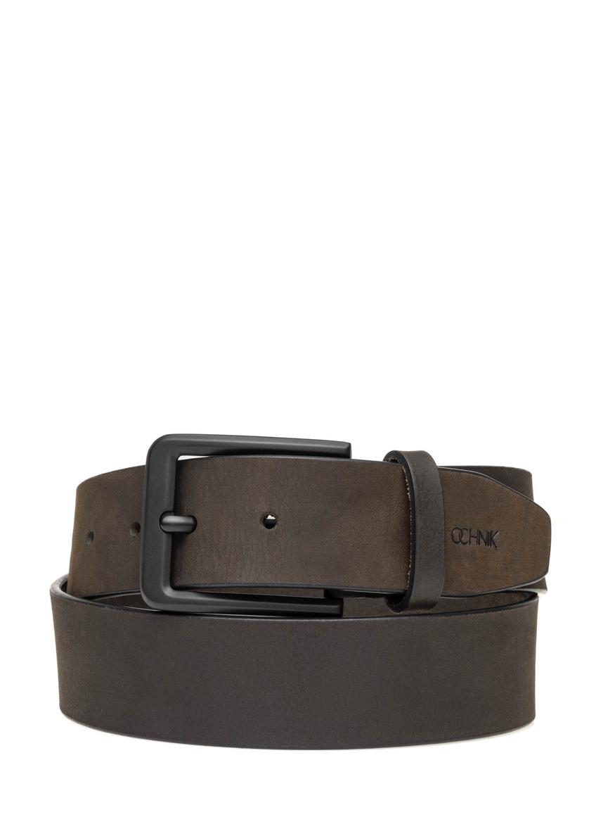 Brązowy zamszowy pasek męski PASMS-0281-1I(W26) - widok produktu z przodu, na białym tle. 