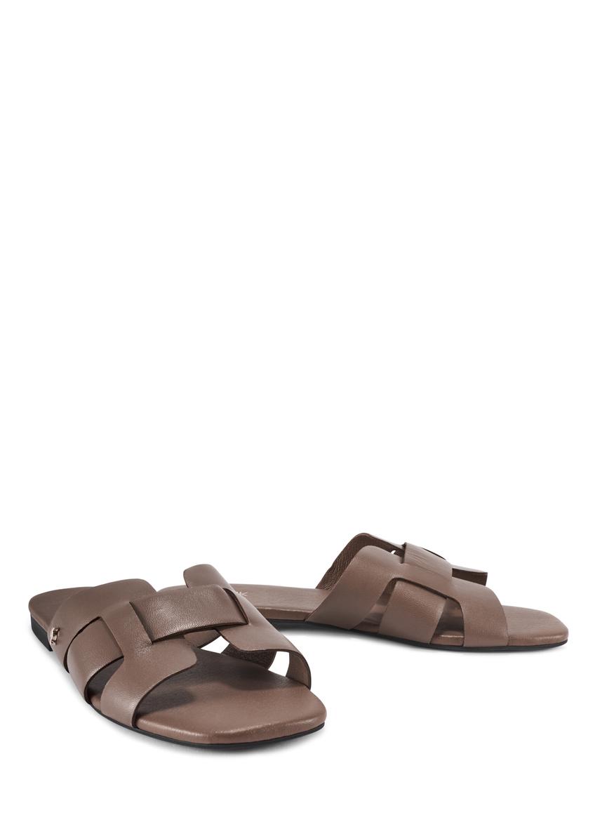 Klapki damskie z plecionką w kolorze chłodnego brązu BUTYD-0904D-1K(W26)