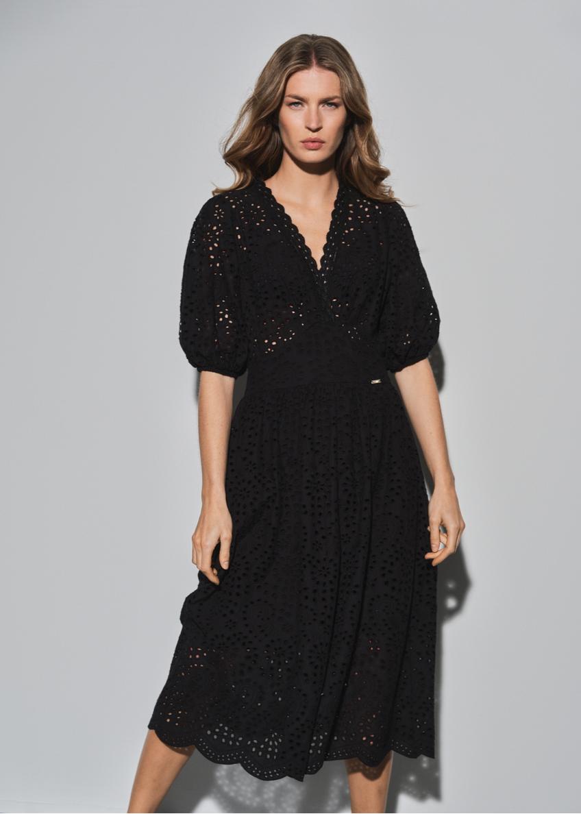 Czarna ażurowa sukienka SUKDT-0162-99(W23)