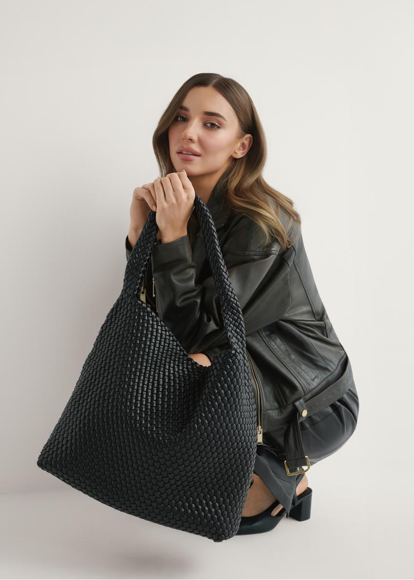 Czarna pleciona torebka damska TOREC-1147-99(W26)