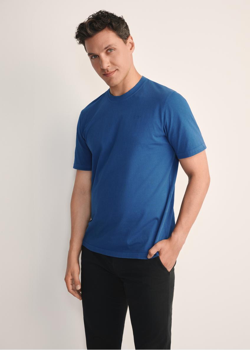 T-shirt męski w kolorze ciemnoniebieskim TSHMT-0134-17(Z25), widok produktu z przodu na modelu. Widoczna połowa sylwetki.