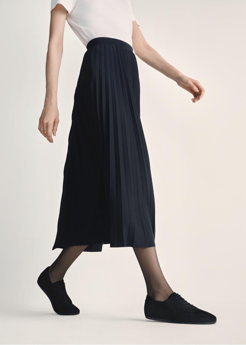 Skórzane buty damskie w kolorze czarnym BUTYD-1215-99(Z25), widok produktu na stopach modelki na jasnym tle.