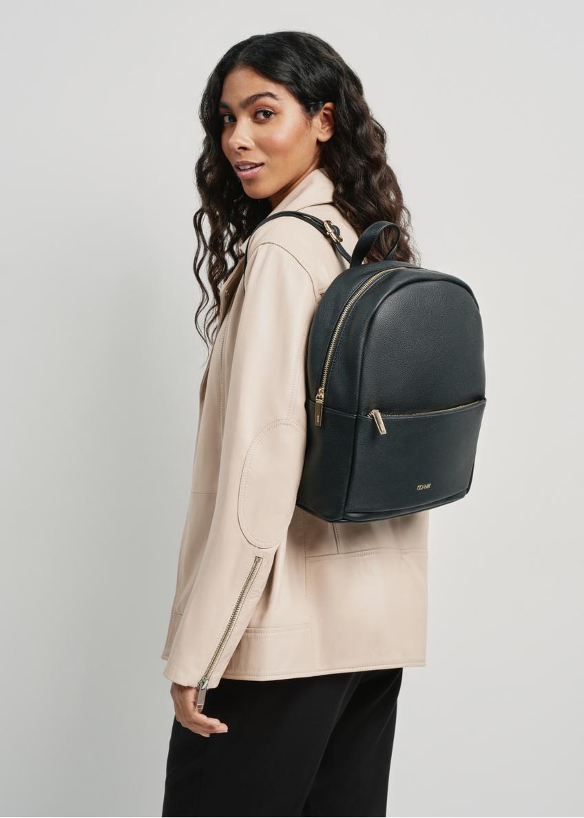 Czarny jednokomorowy plecak damski TOREC-0894-99(W24)