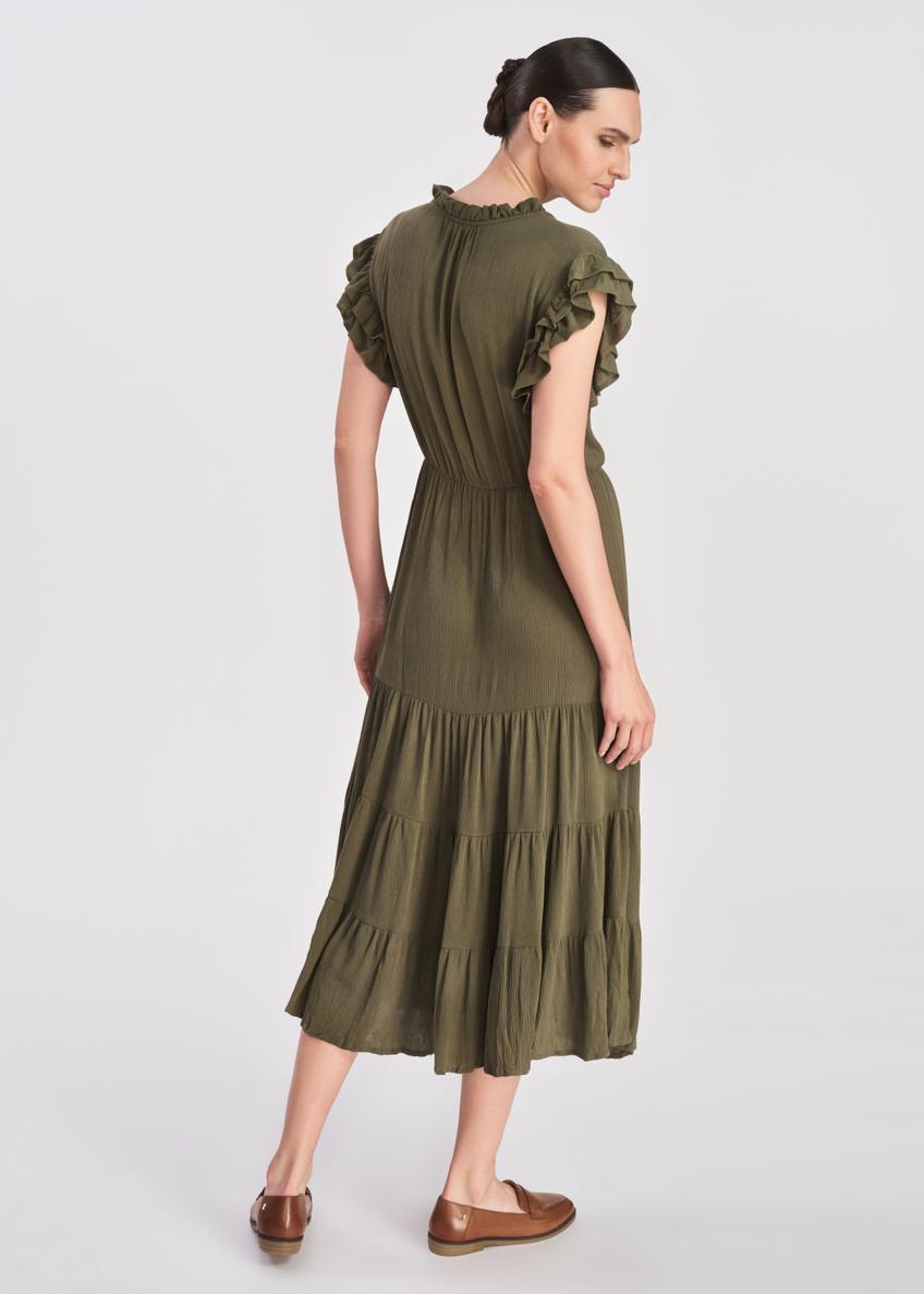 Długa sukienka w kolorze khaki SUKDT-0187-54(W25), widok produktu na modelce. Widoczna cała sylwetka.