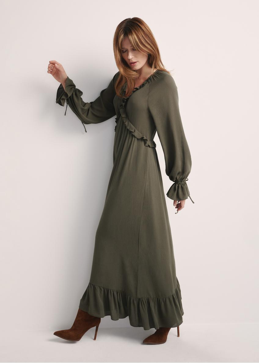 Sukienka maxi w kolorze khaki SUKDT-0248-55(Z25). produkt widoczny od boku, widoczna cała sylwetka.