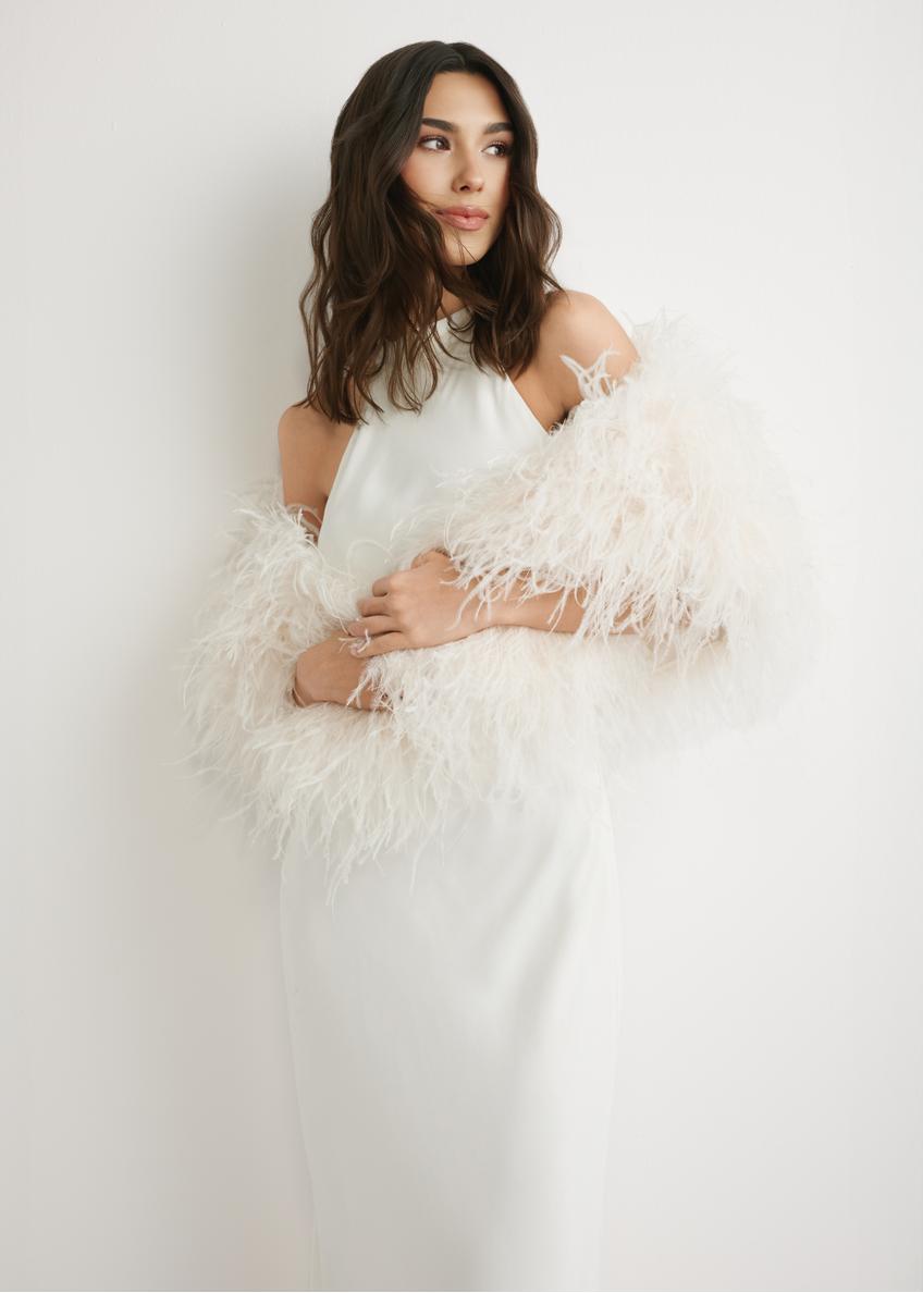 Kremowy szal z naturalnych piór SZADF-0037-0B(W26), widok produktu z przodu na sylwetce modelki.