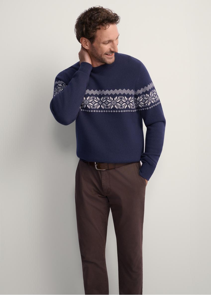 Granatowy sweter męski SWEMT-0177-68(Z25), widok produktu z przodu na modelu. Widoczna połowa sylwetki.