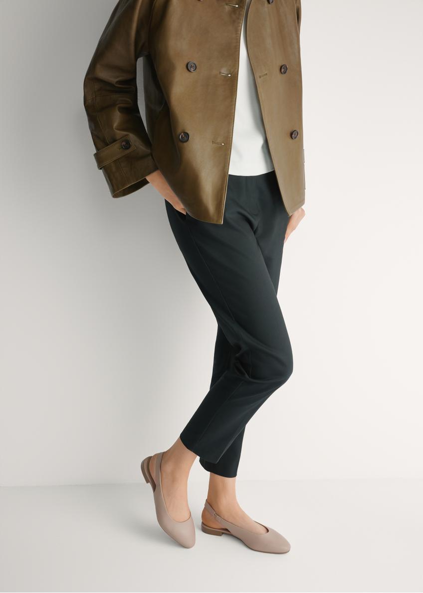 Beżowe baleriny damskie bez pięty BUTYD-1246-1B(W26), widok produktu z boku na stopach modelki.