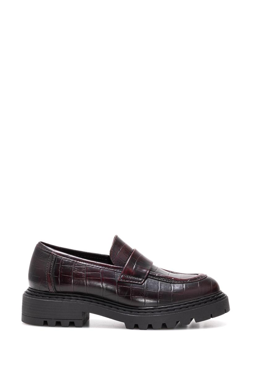 Bordowe mokasyny damskie croco BUTYD-1189-90(Z25), widok produktu z boku na białym tle.