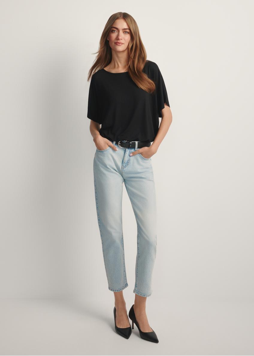 Jasnoniebieskie spodnie jeansowe damskie JEADT-0011-7A(W26), widok produktu z przodu na modelce. Widoczna cała sylwetka.