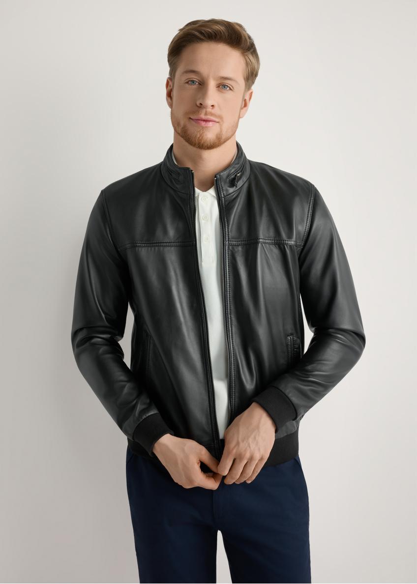 Czarna skórzana kurtka męska KURMS-0392-99(W26) - widok produktu z przodu, na modelu, na jasnym tle. Widoczna połowa sylwetki.