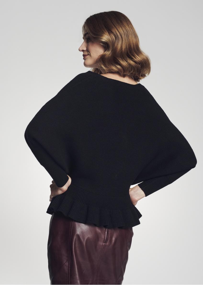 Czarny sweter damski z taliowaniem SWEDT-0126-99(Z22)