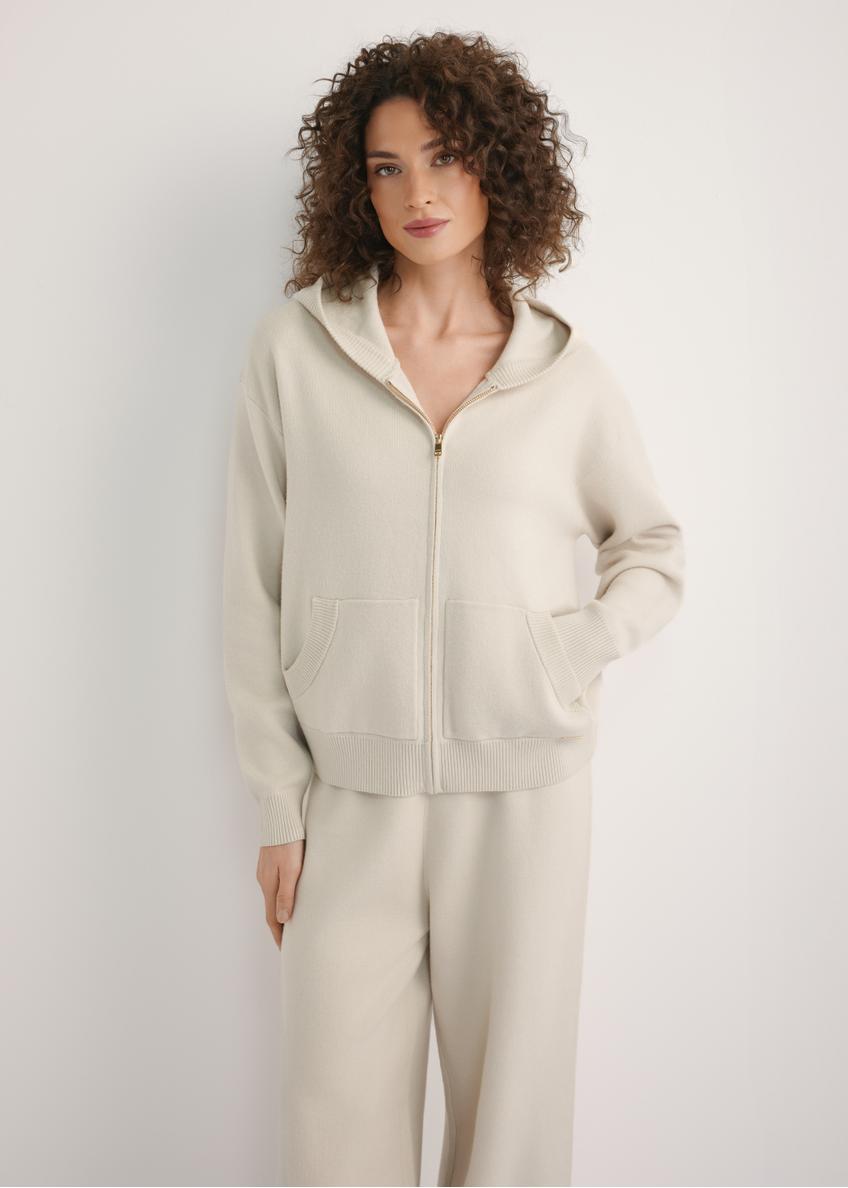 Beżowa bluza damska z kapturem BLZDT-0120-1A(W26), widok produktu z przodu na modelce. Widoczna połowa sylwetki.