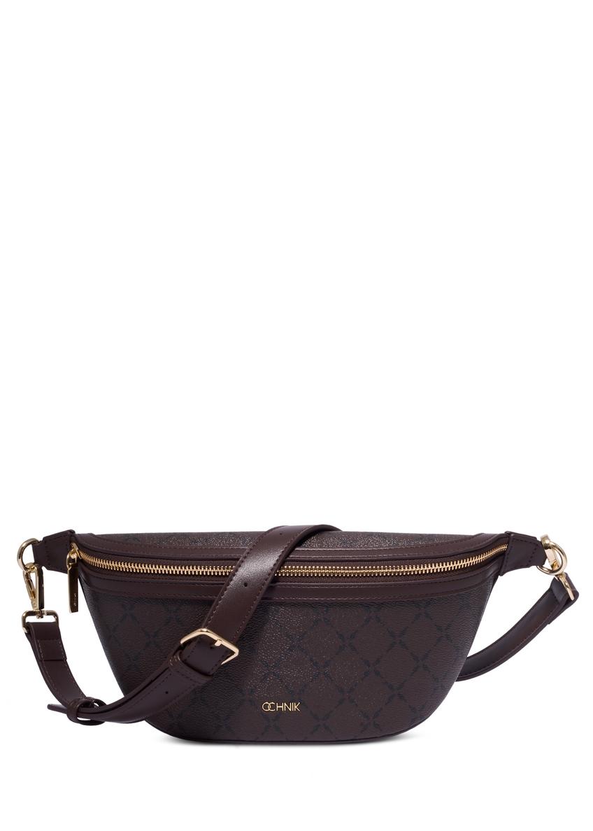 Brązowa nerka z monogramem TOREC-0981-1P(Z26), widok produktu z przodu na białym tle.