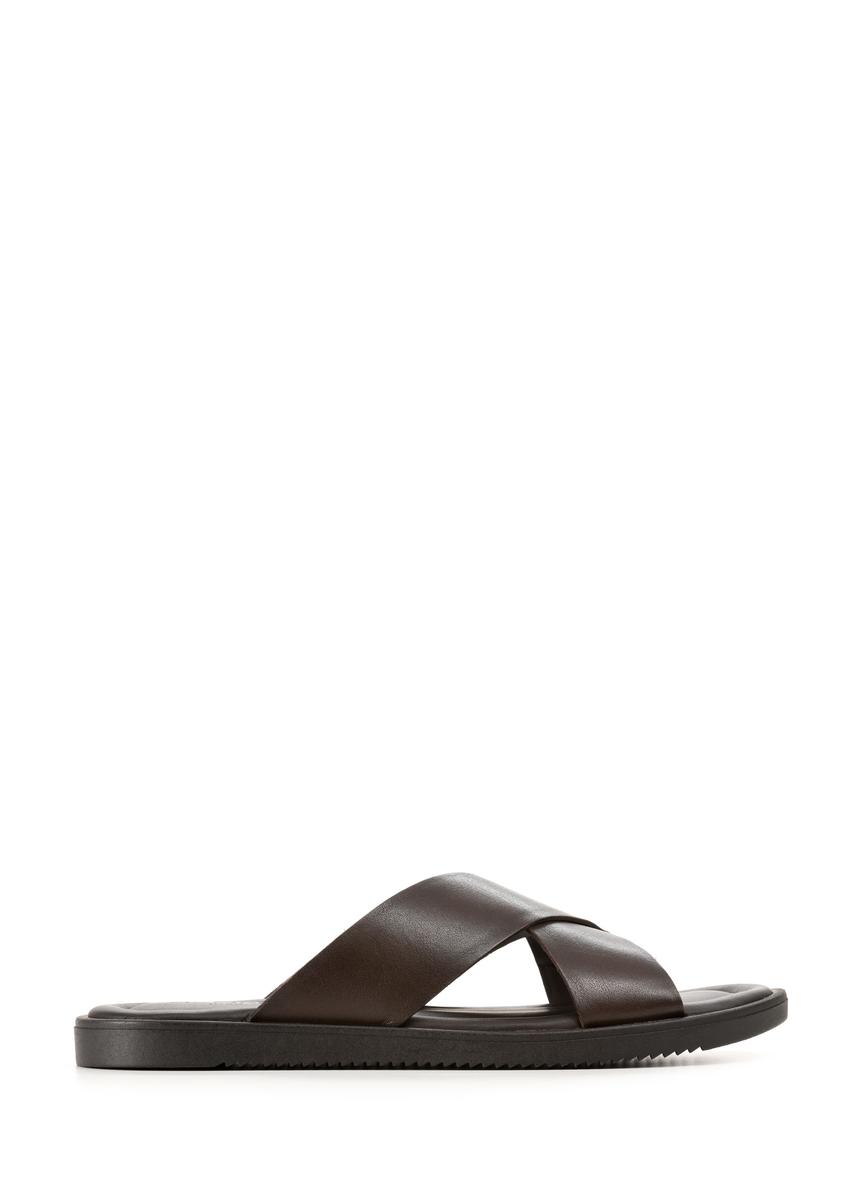 Ciemnobrązowe skórzane klapki męskie BUTYM-0536-1I(W26), widok produktu z boku na białym tle.