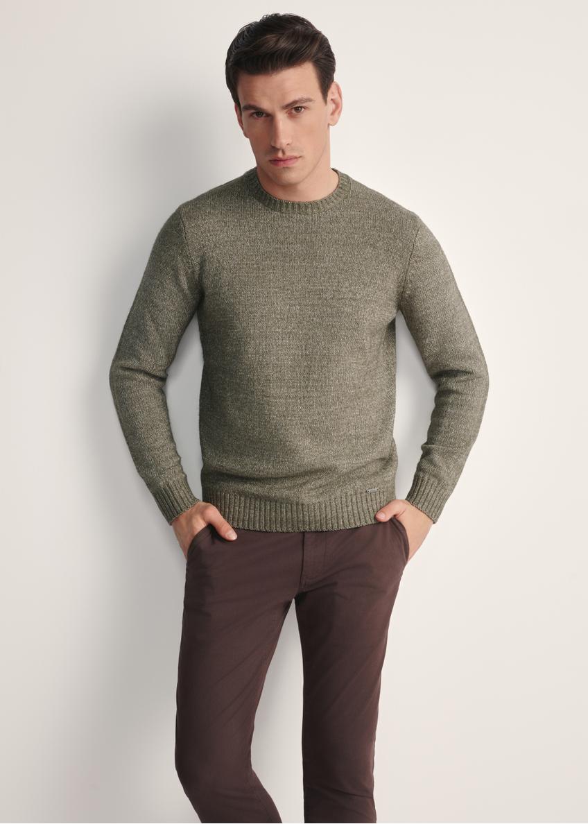 Sweter męski khaki SWEMT-0170-55(Z25), widok produktu z przodu na modelu. Widoczna połowa sylwetki.