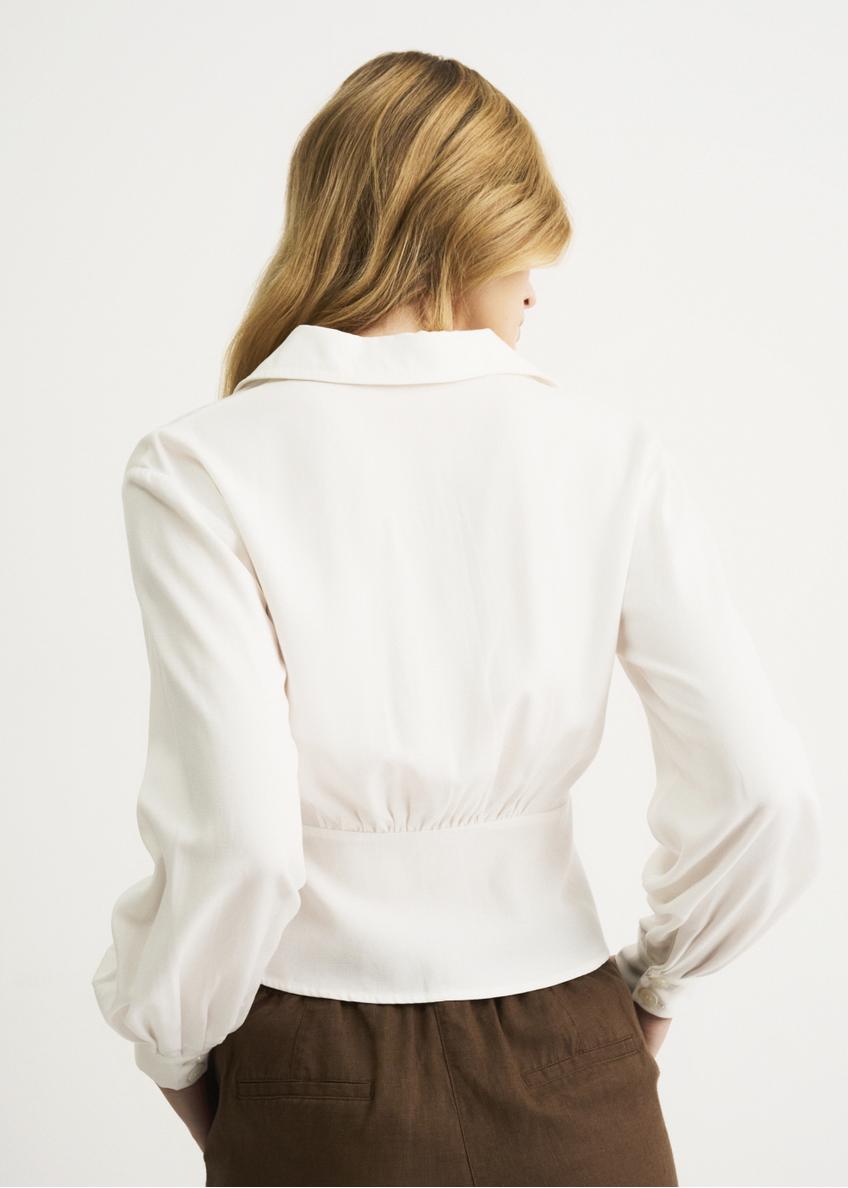 Biała bluzka damska z baskinką BLUDT-0139-11(W22)