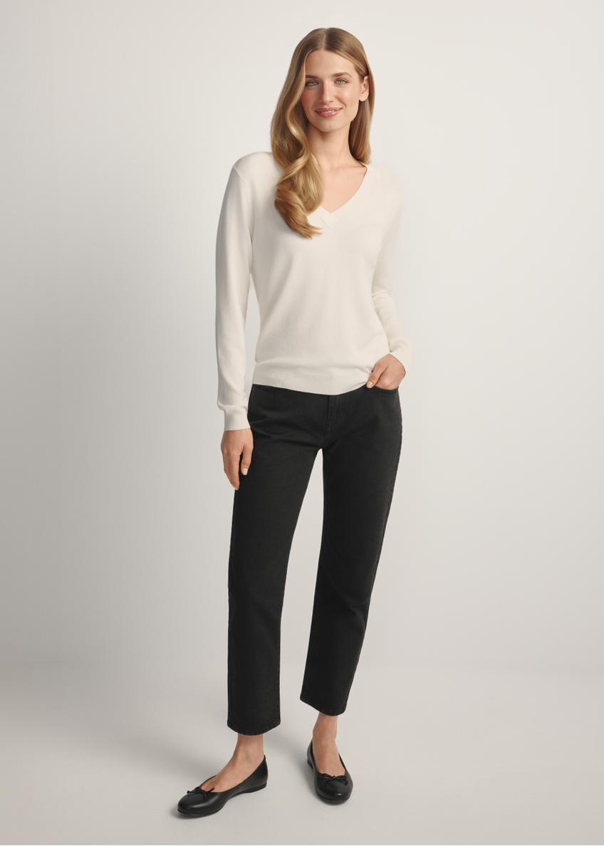 Czarne spodnie jeansowe damskie JEADT-0011-99(W26), widok produktu z przodu na modelce. Widoczna cała sylwetka.