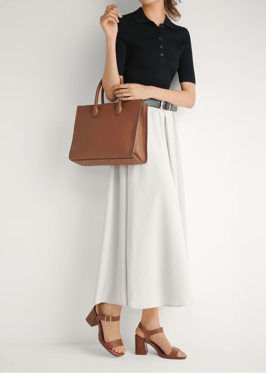 Skórzane sandały damskie w kolorze brązowym BUTYD-1178-1D(W26), widok produktu z boku na stopach modelki.