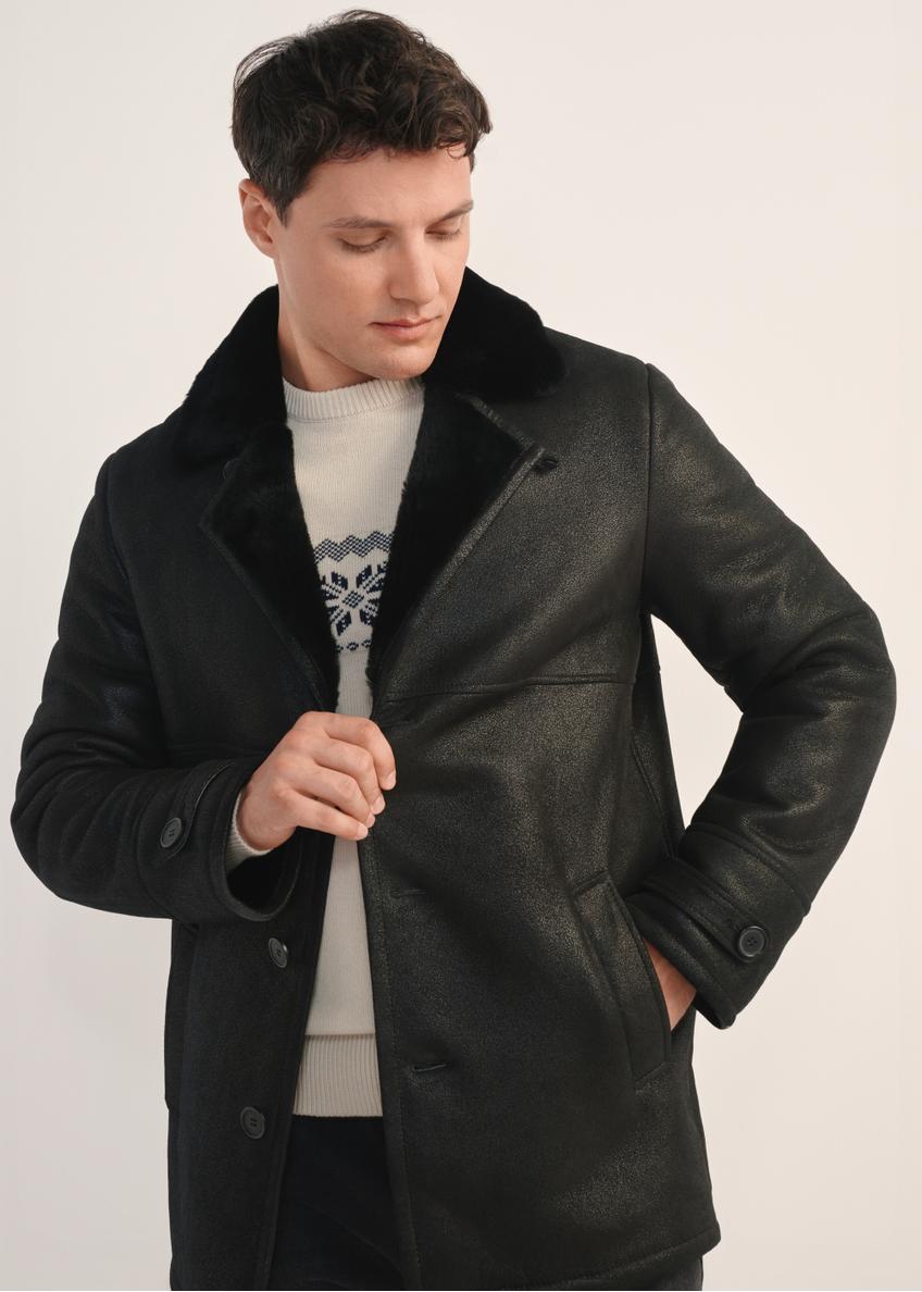 Czarny kożuch męski ze skóry naturalnej KOZMS-0026-3191(Z25) - widok produktu z przodu, na modelu, na białym tle. Widoczna połowa sylwetki. 