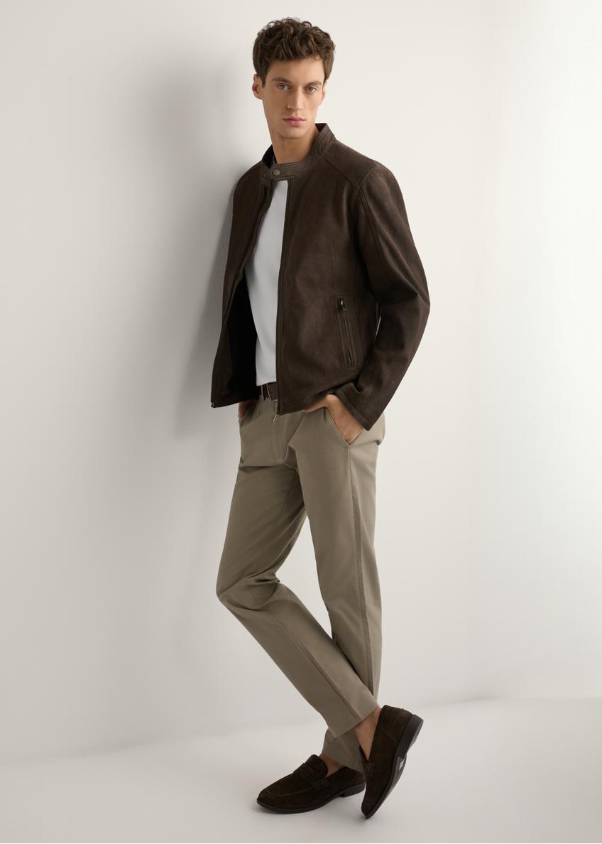 Brązowa zamszowa kurtka męska KURMS-0396-1I(W26) - widok produktu z boku, na modelu, na jasnym tle. Widoczna cała sylwetka. 