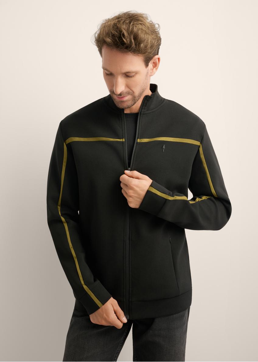 Rozpinana czarna bluza męska ze stójką BLZMT-0082-99(Z26), widok produktu z przodu na modelu. Widoczna połowa sylwetki.