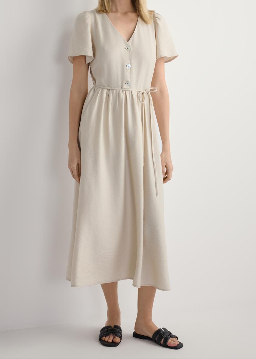 Czarne skórzane klapki damskie z plecionką BUTYD-1225-99(W26), widok produktu z przodu na stopach modelki, na białym tle. Widoczna połowa sylwetki.