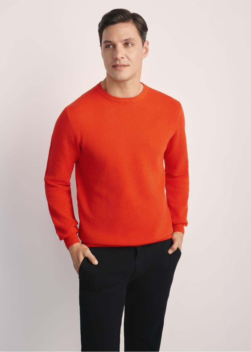 Pomarańczowy sweter męski SWEMT-0181-30(Z25), widok produktu z przodu na modelu. Widoczna połowa sylwetki.