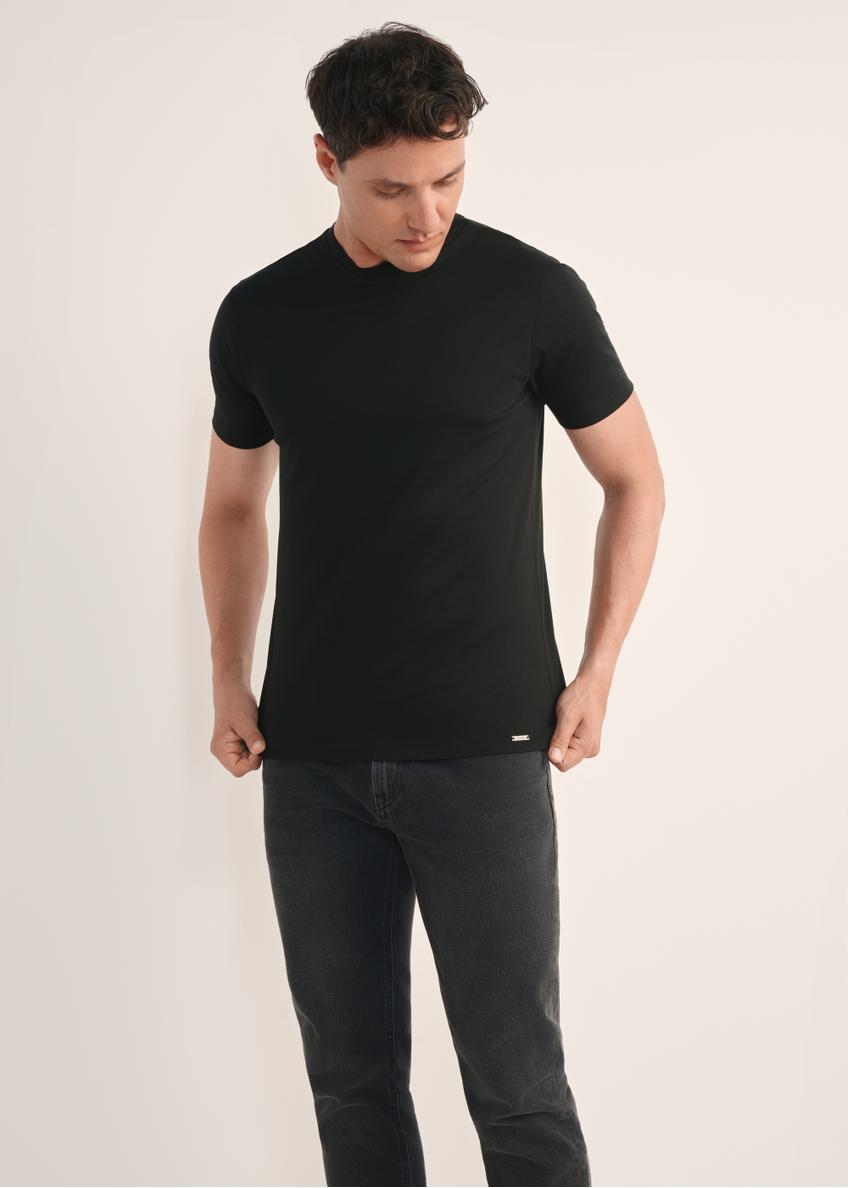 Czarny T-shirt męski z bawełny merceryzowanej TSHMT-0135-99(Z25), widok produktu z przodu na modelu. Widoczna połowa sylwetki.